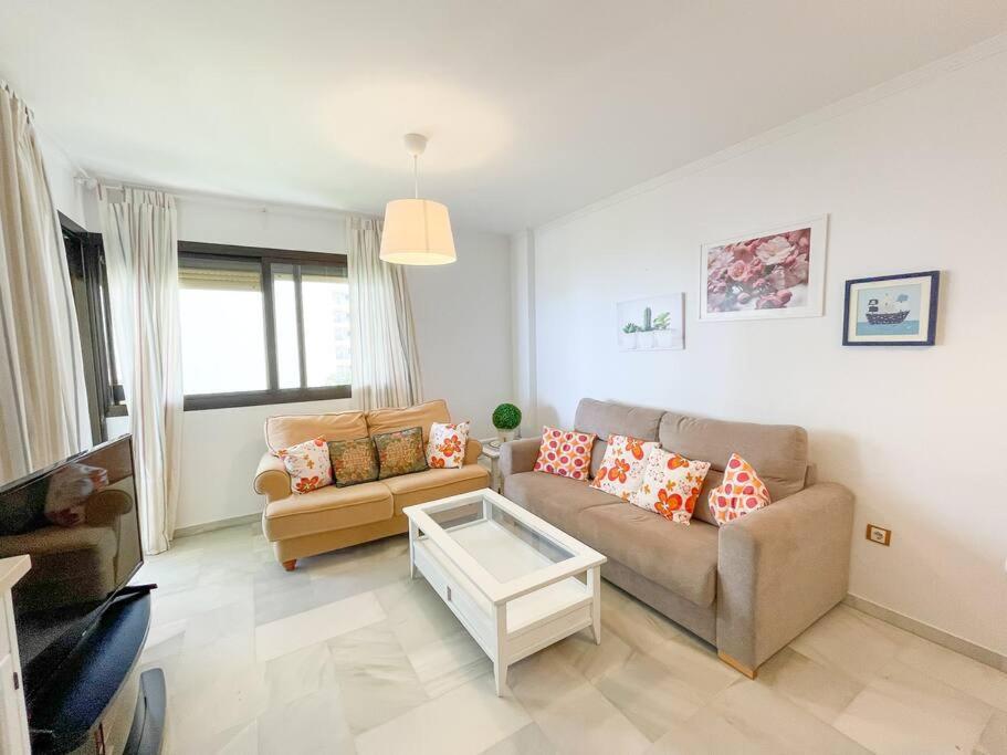 Seafront Apartment With Direct Access To The Beach توريمولينوس المظهر الخارجي الصورة