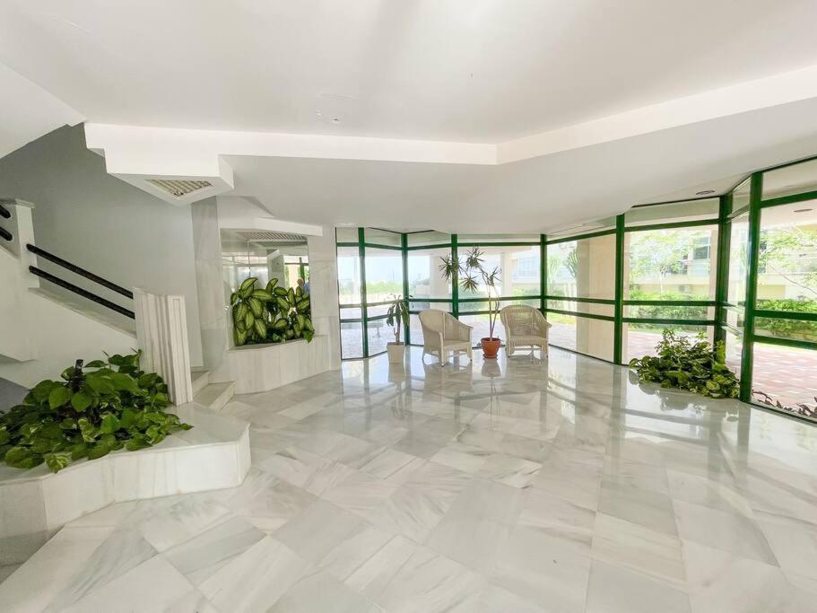 Seafront Apartment With Direct Access To The Beach توريمولينوس المظهر الخارجي الصورة